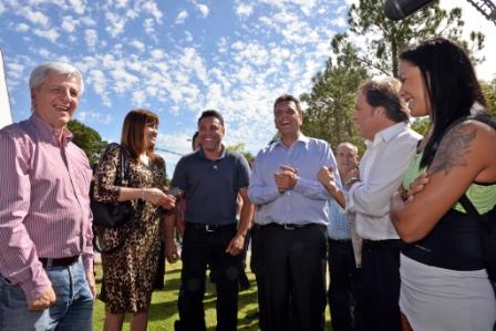 Sergio Massa y Luis Andreotti recibieron a Óscar de la Hoya en San Fernando Sergio Massa y Luis Andreotti recibieron a Óscar de la Hoya en San Fernando