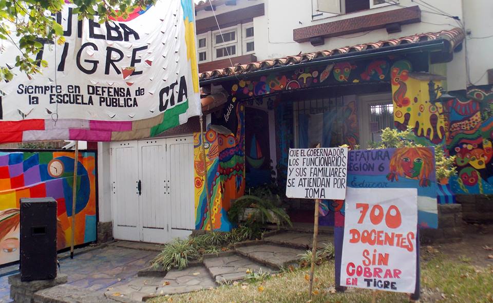 Docentes de Tigre permanecen en la Jefatura Regional en reclamo de sueldos adeudados y mejor infraestructura