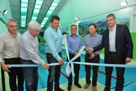 Cariglino durante la inauguración de la pileta Climatizada del club El Cruce en Malvinas Argentinas, en compañía del candidato a presidente del Frente Renovador, Sergio Massa.
Cariglino durante la inauguración de la pileta Climatizada del club El Cruce en Malvinas Argentinas, en compañía del candidato a presidente del Frente Renovador, Sergio Massa.