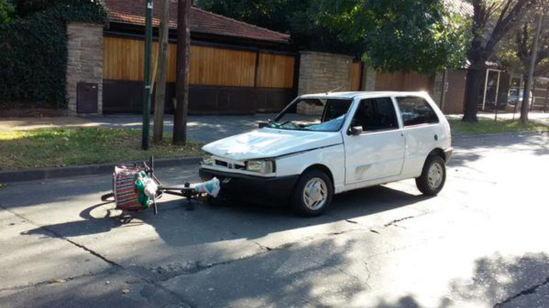 El ciclista atropellado el domingo por un auto en el que viajaban cuatro jóvenes ebrios en la localidad bonaerense de Martínez, murió en las últimas horas a raíz del grave traumatismo de cráneo que sufrió con el impacto y tras ser arrastrado 40 metros con el vehículo El ciclista atropellado el domingo por un auto en el que viajaban cuatro jóvenes ebrios en la localidad bonaerense de Martínez, murió en las últimas horas a raíz del grave traumatismo de cráneo que sufrió con el impacto y tras ser arrastrado 40 metros con el vehículo