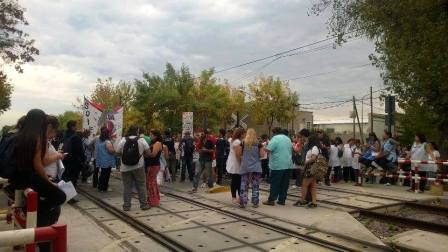 Ante la Falta de pago, docentes marcharon y cortaron las vías del Mitre en Tigre Ante la Falta de pago, docentes marcharon y cortaron las vías del Mitre en Tigre