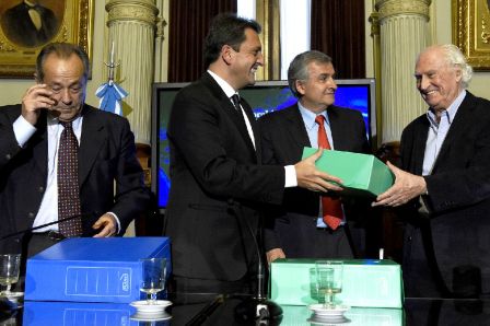 Massa presentó en el Senado de la Nación las firmas “contra los jueces sacapresos” Massa presentó en el Senado de la Nación las firmas “contra los jueces sacapresos”