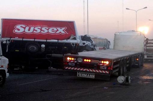 Choque múltiple entre cinco autos, dos camiones y un colectivo en el camino del Buen Ayre () Choque múltiple entre cinco autos, dos camiones y un colectivo en el camino del Buen Ayre ()