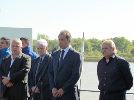 Daniel Scioli al encabezar el inicio del ciclo lectivo de la Policía de Prevención Local de San Fernando, junto al ministro de Seguridad, Alejandro Granados y el intendente Luis Andreotti Daniel Scioli al encabezar el inicio del ciclo lectivo de la Policía de Prevención Local de San Fernando, junto al ministro de Seguridad, Alejandro Granados y el intendente Luis Andreotti