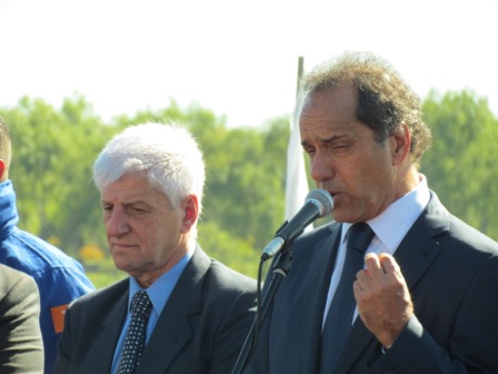 Daniel Scioli al encabezar el inicio del ciclo lectivo de la Policía de Prevención Local de San Fernando, junto al ministro de Seguridad, Alejandro Granados y el intendente Luis Andreotti Daniel Scioli al encabezar el inicio del ciclo lectivo de la Policía de Prevención Local de San Fernando, junto al ministro de Seguridad, Alejandro Granados y el intendente Luis Andreotti