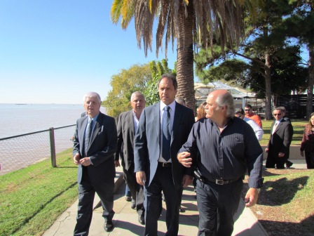 Daniel Scioli al encabezar el inicio del ciclo lectivo de la Policía de Prevención Local de San Fernando, junto al ministro de Seguridad, Alejandro Granados y el intendente Luis Andreotti Daniel Scioli al encabezar el inicio del ciclo lectivo de la Policía de Prevención Local de San Fernando, junto al ministro de Seguridad, Alejandro Granados y el intendente Luis Andreotti