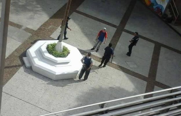 La policía golpeó a un estudiante de 13 años con trastorno bipolar dentro de una escuela de San Isidro La policía golpeó a un estudiante de 13 años con trastorno bipolar dentro de una escuela de San Isidro