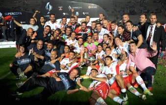 Huracán hizo otra vez historia al conquistar la supercopa argentina al batir a River Huracán hizo otra vez historia al conquistar la supercopa argentina al batir a River