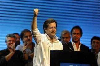 Recalde se impuso en la interna del FPV y se mostró junto a los precandidatos Kirchneristas