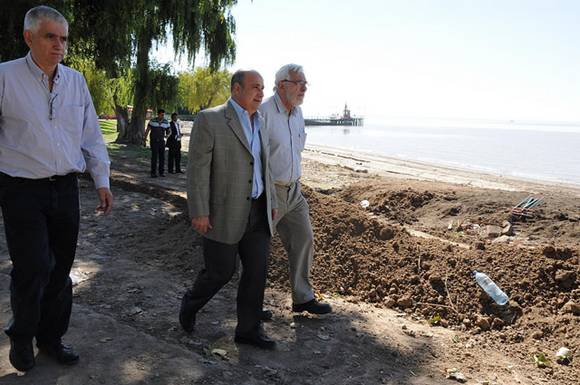El presidente del Concejo Deliberante, Carlos Castellano, estuvo en Pacheco y el río, donde el Municipio finalizó los trabajos de defensa costera para preservar un desarrollo natural de la vegetación en la costa.
El presidente del Concejo Deliberante, Carlos Castellano, estuvo en Pacheco y el río, donde el Municipio finalizó los trabajos de defensa costera para preservar un desarrollo natural de la vegetación en la costa.