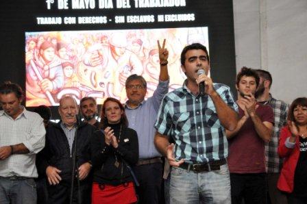 Más de mil trabajadores festejaron su día junto a Federico Ugo y el Chino Navarro, en Carupá. Más de mil trabajadores festejaron su día junto a Federico Ugo y el Chino Navarro, en Carupá.