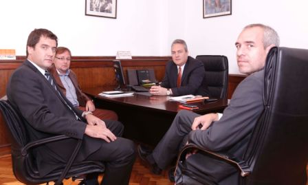 El ministro de la Producción, Ciencia y Tecnología, Cristian Breitenstein, se reunió con el diputado nacional Oscar Romero (FpV), integrante, además, de la mesa político sindical del gremio de SMATA. El ministro de la Producción, Ciencia y Tecnología, Cristian Breitenstein, se reunió con el diputado nacional Oscar Romero (FpV), integrante, además, de la mesa político sindical del gremio de SMATA.