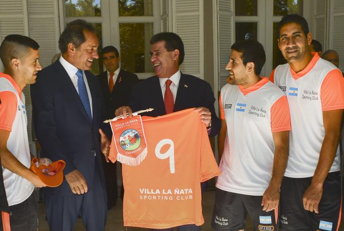 Scioli viajó a Paraguay y se entrevistó con el presidente Cartes