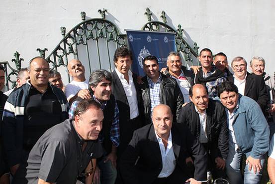 El intendente Gustavo Posse y el presidente del Concejo Deliberante, Carlos Castellano, agasajaron a los representantes de distintas agrupaciones sindicales en el Museo Alfaro.
El intendente Gustavo Posse y el presidente del Concejo Deliberante, Carlos Castellano, agasajaron a los representantes de distintas agrupaciones sindicales en el Museo Alfaro.