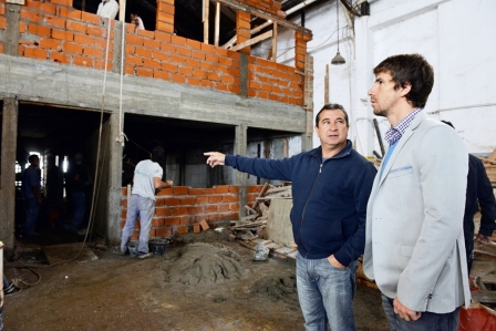 El Secretario de Privada y Coordinación, Juan Andreotti, supervisó los trabajos en el edificio de Av. Pte. Perón al 900, donde a partir del mes de julio se controlarán las cámaras de seguridad y las patrullas municipales. El Secretario de Privada y Coordinación, Juan Andreotti, supervisó los trabajos en el edificio de Av. Pte. Perón al 900, donde a partir del mes de julio se controlarán las cámaras de seguridad y las patrullas municipales.