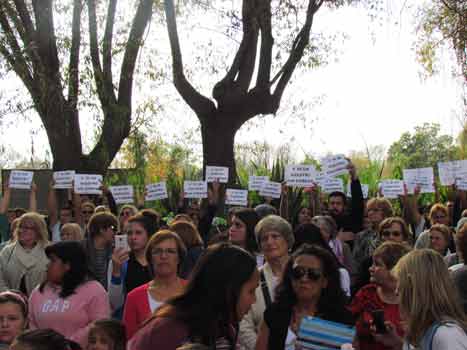 Docentes protestaron por la falta de pago durante un acto de Scioli en Tigre