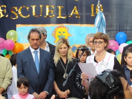 Docentes protestaron por la falta de pago durante un acto de Scioli en Tigre - Scioli y De Lucia