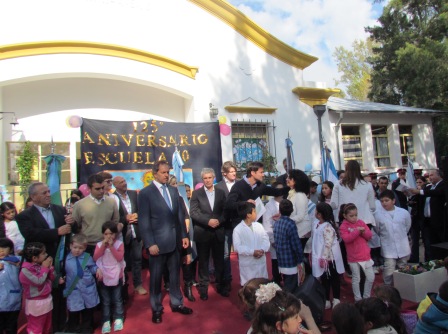 Daniel Scioli participó del 25 aniversario de la Escuela 10 de Villa La Ñata
Daniel Scioli participó del 25 aniversario de la Escuela 10 de Villa La Ñata