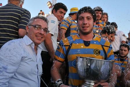 Julio Zamora acompañó a Hindú y Newman en la gran final de rugby