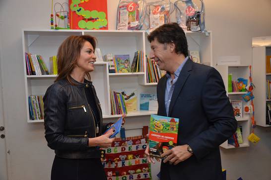 Karina Mazzocco y Gustavo Posse inauguraron una biblioteca en el Nido Karina Mazzocco y Gustavo Posse inauguraron una biblioteca en el Nido