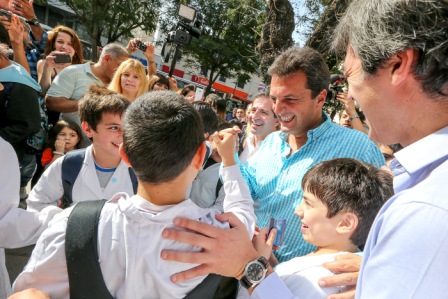 Sergio Massa visitó la localidad de Vicente López, donde dialogó con vecinos y comerciantes, quienes se acercaron para conocer su propuesta. Massa estuvo acompañado por el diputado nacional Adrián Pérez Sergio Massa visitó la localidad de Vicente López, donde dialogó con vecinos y comerciantes, quienes se acercaron para conocer su propuesta. Massa estuvo acompañado por el diputado nacional Adrián Pérez