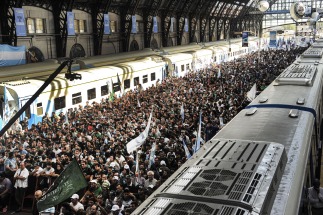 La presidenta Cristina Fernández de Kirchner promulgó la Ley de creación de Ferrocarriles Argentinos en la estación de Retiro.