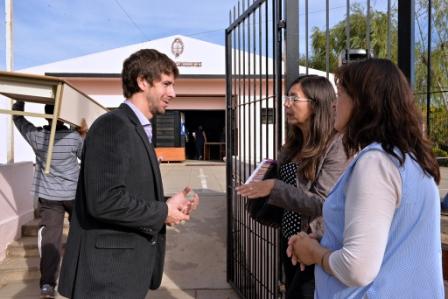 El Municipio de San Fernando le entregó mobiliario al Jardín N° 913 y le renovará su patio El Municipio de San Fernando le entregó mobiliario al Jardín N° 913 y le renovará su patio
