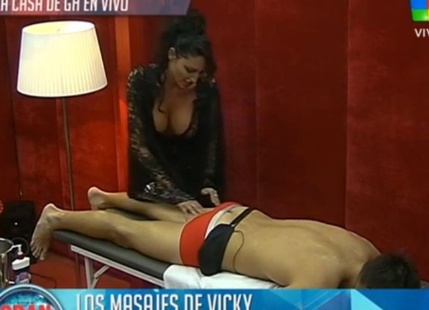 Eloy conoció a Vicky Xipolitakis y se hicieron masajes hot Eloy conoció a Vicky Xipolitakis y se hicieron masajes hot