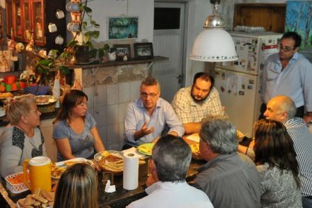 Julio Zamora visitó el merendero “Madre Teresa” de Dique Luján Julio Zamora visitó el merendero “Madre Teresa” de Dique Luján