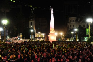 Miles de personas se acercaron hasta Plaza de Mayo para festejar el aniversario de la Patria