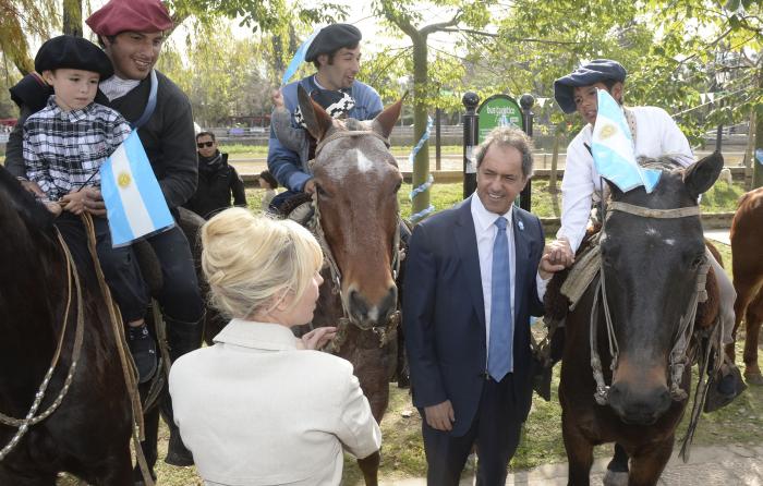 Daniel Scioli durante la conmemoración del 56° aniversario de la Sociedad de Fomento de Villa La Ñata Daniel Scioli durante la conmemoración del 56° aniversario de la Sociedad de Fomento de Villa La Ñata