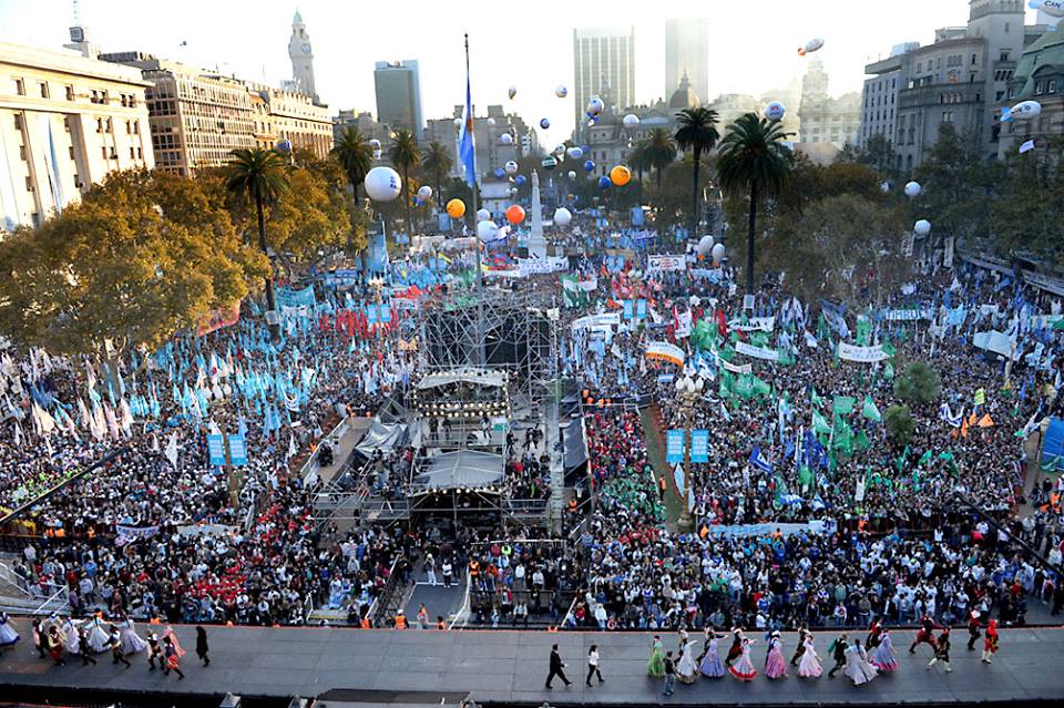Una multitud llenó la Plaza para los festejos del 25 de Mayo 