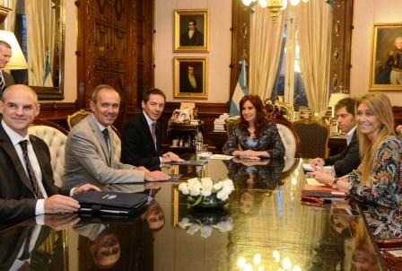 La Presidenta, Cristina Fernández de Kirchner, recibió en su despacho a directivos de la automotriz Ford La Presidenta, Cristina Fernández de Kirchner, recibió en su despacho a directivos de la automotriz Ford