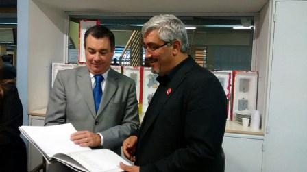 El concejal Rolón le entrega a Fadelle el libro de la Historia de San Isidro
El concejal Rolón le entrega a Fadelle el libro de la Historia de San Isidro