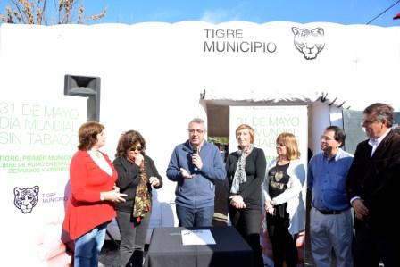 Julio Zamora firma decreto para declarar al municipio libre de humo Julio Zamora firma decreto para declarar al municipio libre de humo