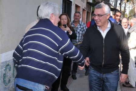 Julio Zamora recorrió Don Torcuato en un mano a mano con los vecinos Julio Zamora recorrió Don Torcuato en un mano a mano con los vecinos