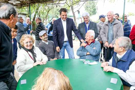 El precandidato presidencial y líder del Frente Renovador visitó un Centro de Jubilados en la localidad de Victoria, para compartir una jornada recreativa al aire libre junto a los vecinos y el intendente local, Luis Andreotti, recuperado de un problema de salud El precandidato presidencial y líder del Frente Renovador visitó un Centro de Jubilados en la localidad de Victoria, para compartir una jornada recreativa al aire libre junto a los vecinos y el intendente local, Luis Andreotti, recuperado de un problema de salud