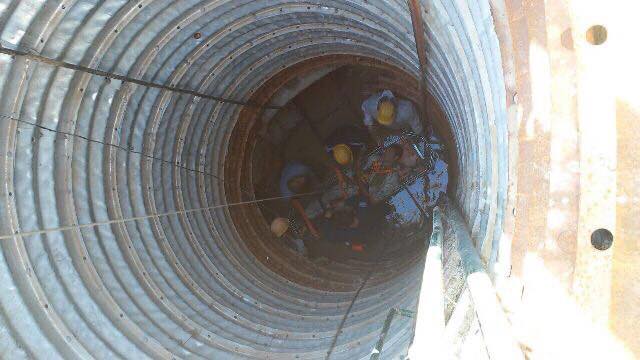 Rescatan a obreros que cayeron en un caño de AYSA en Don Torcuato Rescatan a obreros que cayeron en un caño de AYSA en Don Torcuato