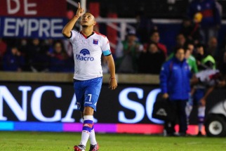 Carlos Luna, a los 34 minutos del primer tiempo y a los 51 del complemento, de penal, anotó los goles ante un elenco marplatense Carlos Luna, a los 34 minutos del primer tiempo y a los 51 del complemento, de penal, anotó los goles ante un elenco marplatense