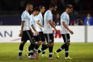 Argentina mostró dos caras y Paraguay aprovechó su confusión para empatarle en su debut en la copa Argentina mostró dos caras y Paraguay aprovechó su confusión para empatarle en su debut en la copa