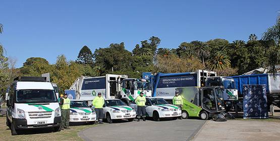 El subsecretario de Espacio Público, Federico Bereziuk, recibe la certificación de parte del intendente Gustavo Posse y el Director General de IRAM, Alberto Schiuma.
El subsecretario de Espacio Público, Federico Bereziuk, recibe la certificación de parte del intendente Gustavo Posse y el Director General de IRAM, Alberto Schiuma.