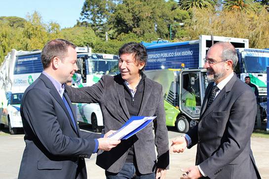El subsecretario de Espacio Público, Federico Bereziuk, recibe la certificación de parte del intendente Gustavo Posse y el Director General de IRAM, Alberto Schiuma.
El subsecretario de Espacio Público, Federico Bereziuk, recibe la certificación de parte del intendente Gustavo Posse y el Director General de IRAM, Alberto Schiuma.