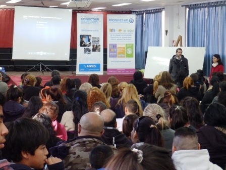 Entregan netbooks del programa Conectar Igualdad en el colegio Marcos Sastre de Tigre Entregan netbooks del programa Conectar Igualdad en el colegio Marcos Sastre de Tigre
