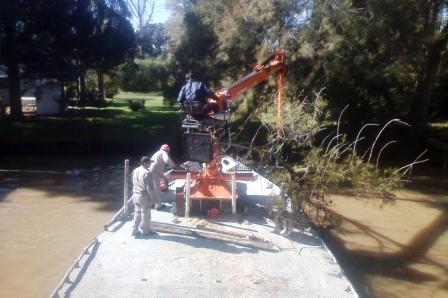 Limpieza de ríos para mejorar la navegación en el Delta Limpieza de ríos para mejorar la navegación en el Delta
