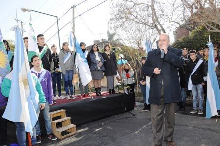 Castellano reconoció el esfuerzo de la comunidad educativa de la Escuela Fray Luis Beltran
Castellano reconoció el esfuerzo de la comunidad educativa de la Escuela Fray Luis Beltran