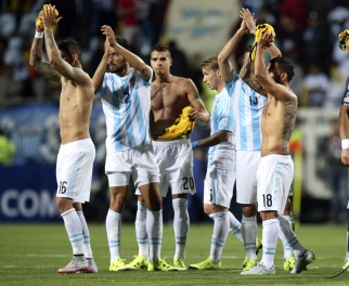 Argentina sólo venció a Jamaica 1-0 y ganó el grupo Argentina sólo venció a Jamaica 1-0 y ganó el grupo