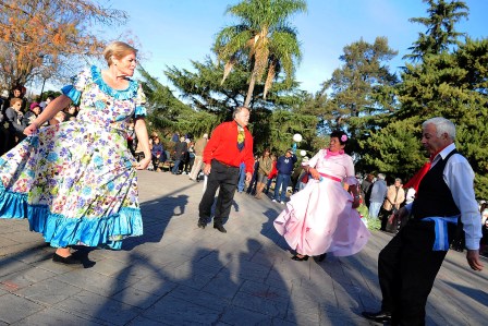 La Plaza Manuel Belgrano de Don Torcuato se tiñó de celeste y blanco La Plaza Manuel Belgrano de Don Torcuato se tiñó de celeste y blanco