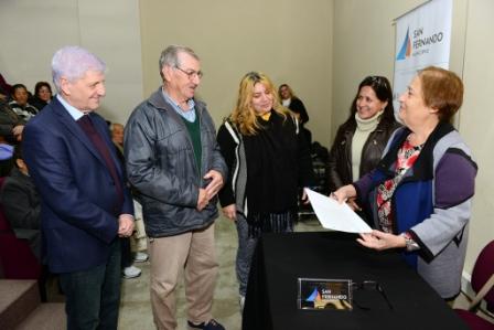 Luis Andreotti entregó escrituras de casas a 40 familias de San Fernando Luis Andreotti entregó escrituras de casas a 40 familias de San Fernando