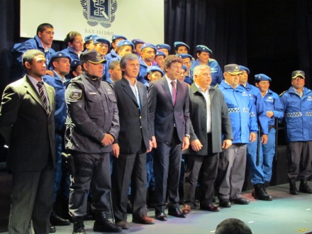 El intendente Gustavo Posse y el viceministro de Seguridad de Buenos Aires, Fernando Jantus, encabezaron hoy el acto de graduación de los nuevos cadetes en el Teatro del Viejo Concejo. El intendente Gustavo Posse y el viceministro de Seguridad de Buenos Aires, Fernando Jantus, encabezaron hoy el acto de graduación de los nuevos cadetes en el Teatro del Viejo Concejo.