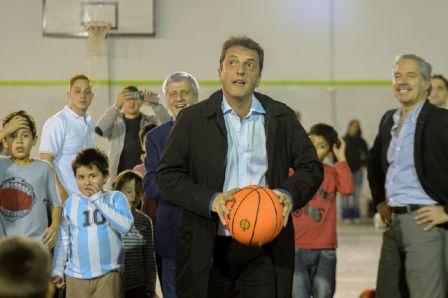 Sergio Massa participó rodeado de familias de San Fernando de la inauguración del sexto polideportivo municipal, acompañando al intendente Luis Andreotti Sergio Massa participó rodeado de familias de San Fernando de la inauguración del sexto polideportivo municipal, acompañando al intendente Luis Andreotti